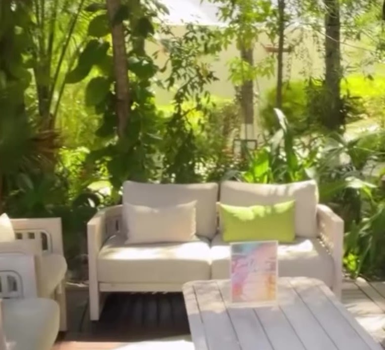 New garden lounge seating at Desire Pearl